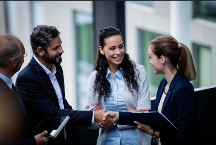 Profesionales estableciendo una relación comercial