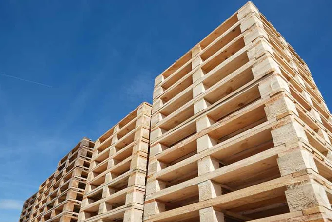 Pallets de madera apilados al aire libre